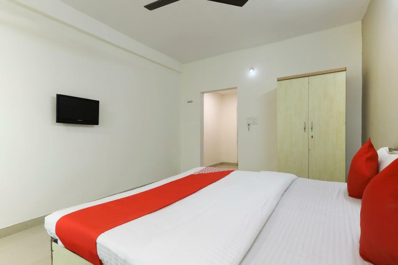 Oyo 43851 Hotel Virasat Māndu Kültér fotó