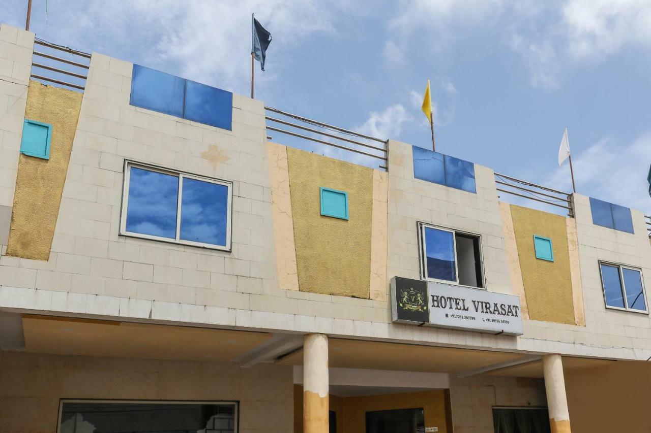Oyo 43851 Hotel Virasat Māndu Kültér fotó