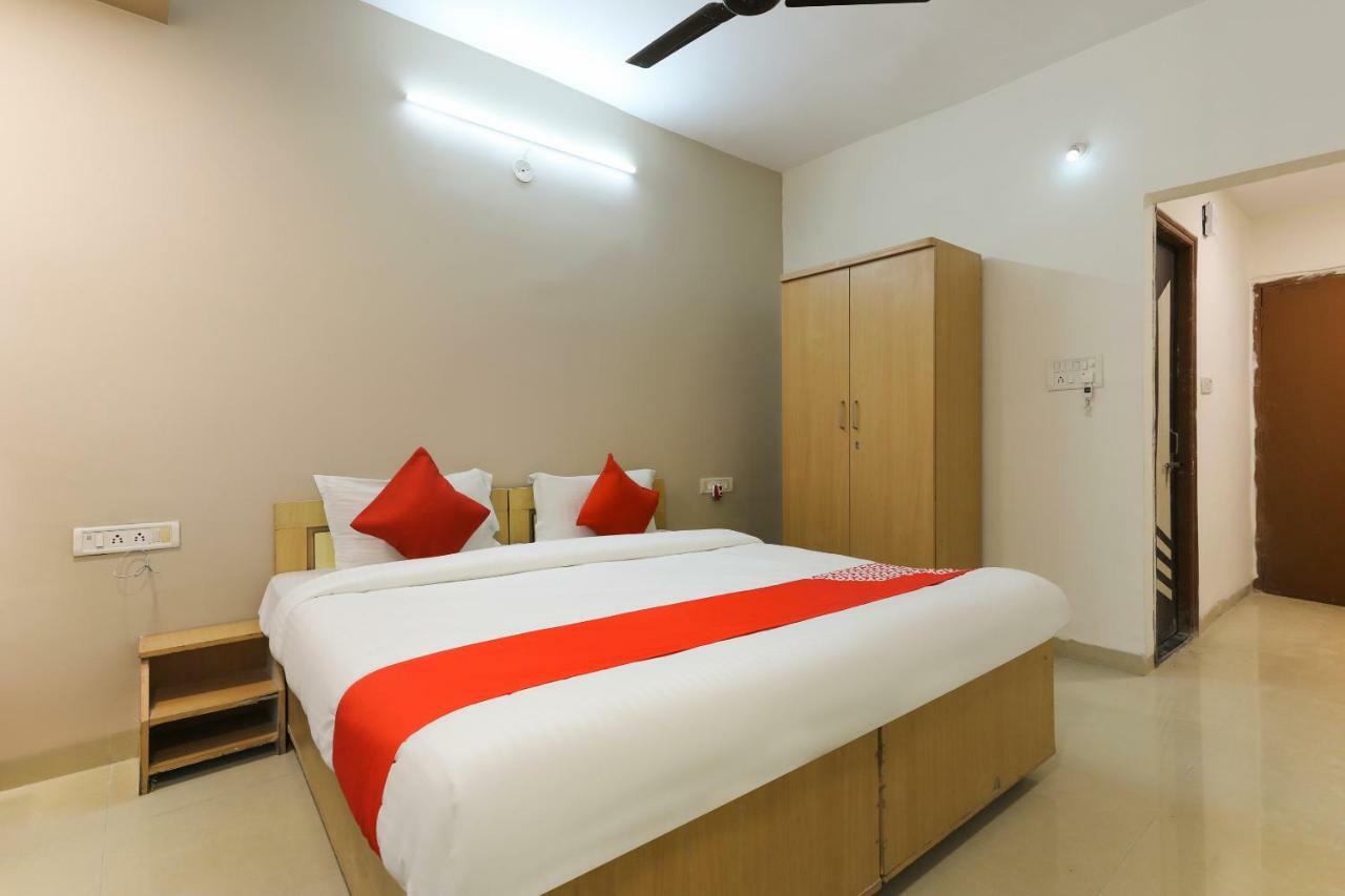 Oyo 43851 Hotel Virasat Māndu Kültér fotó