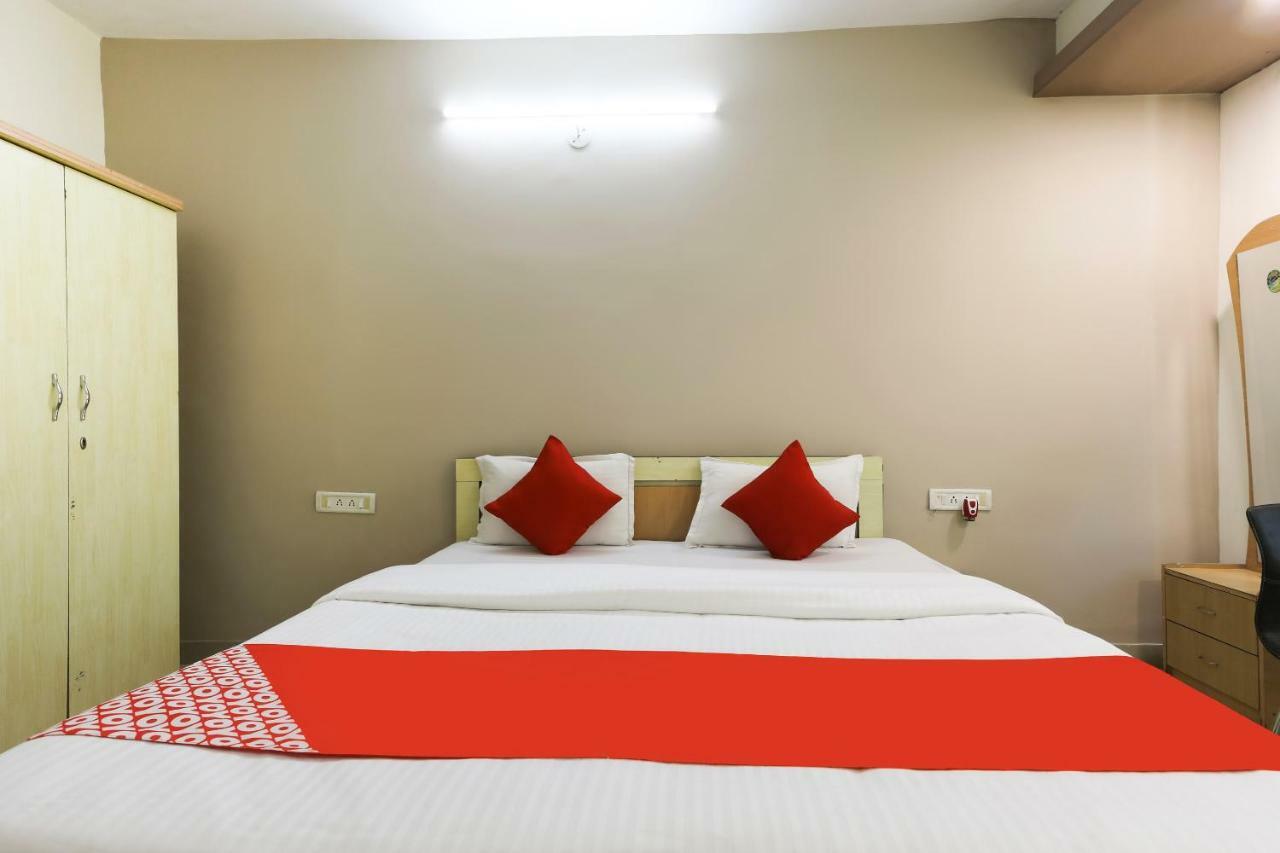 Oyo 43851 Hotel Virasat Māndu Kültér fotó