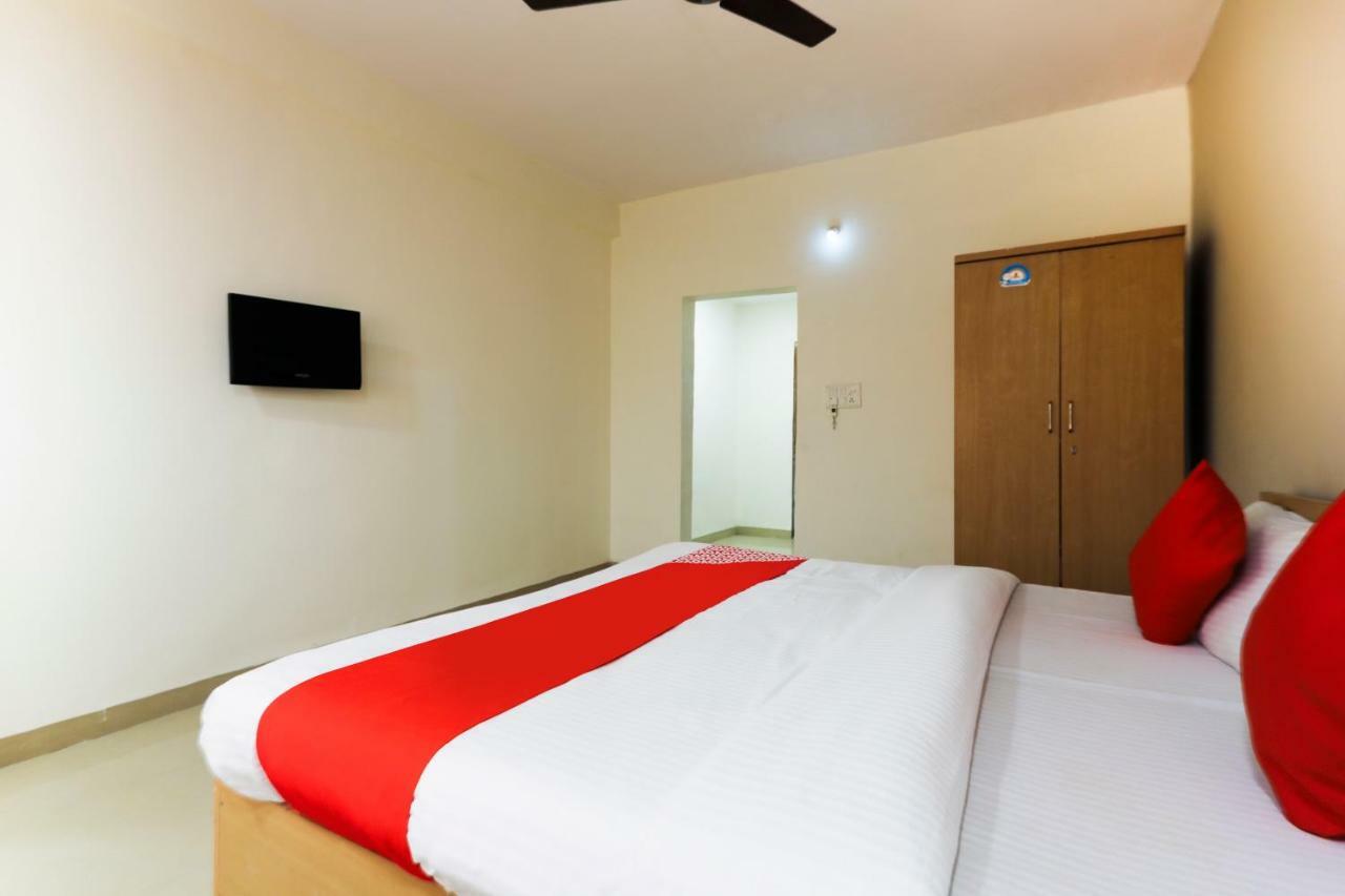 Oyo 43851 Hotel Virasat Māndu Kültér fotó