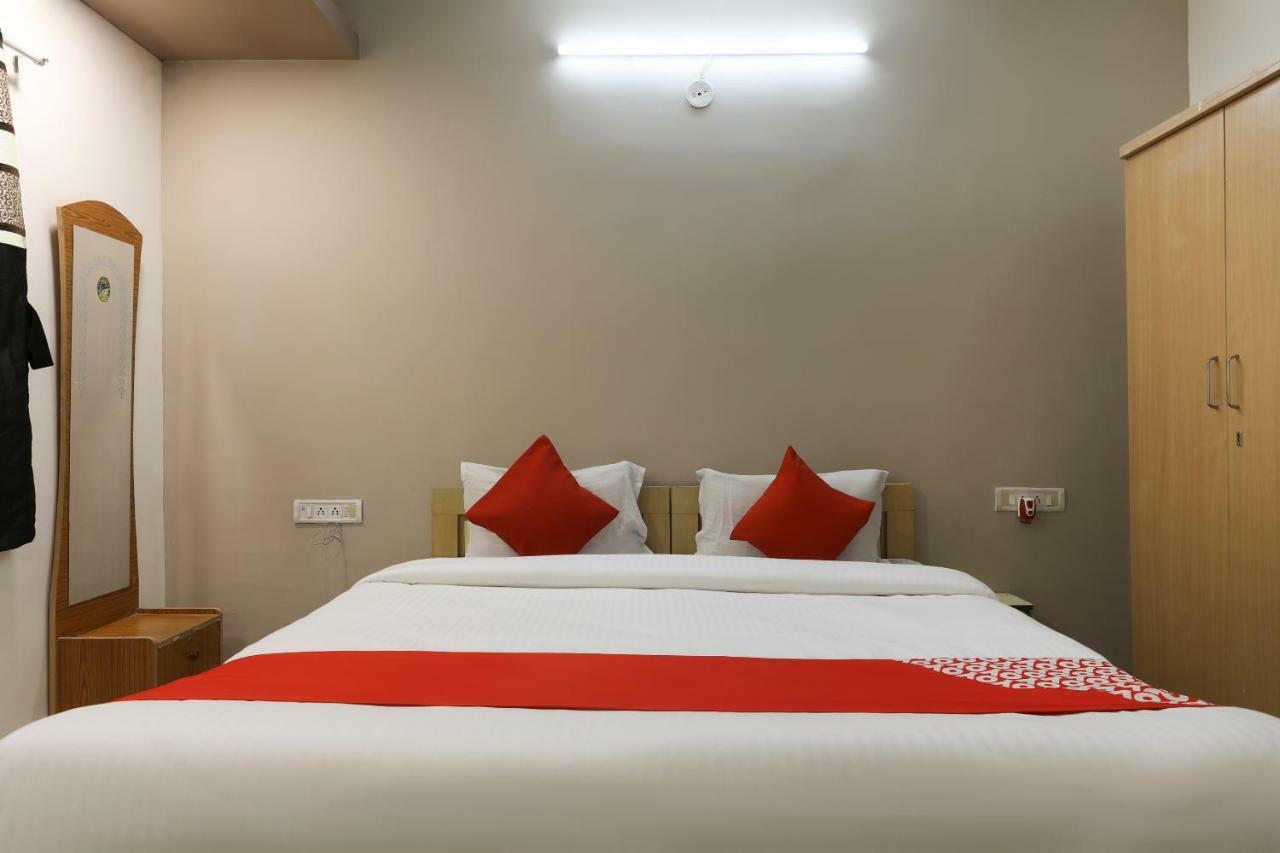 Oyo 43851 Hotel Virasat Māndu Kültér fotó