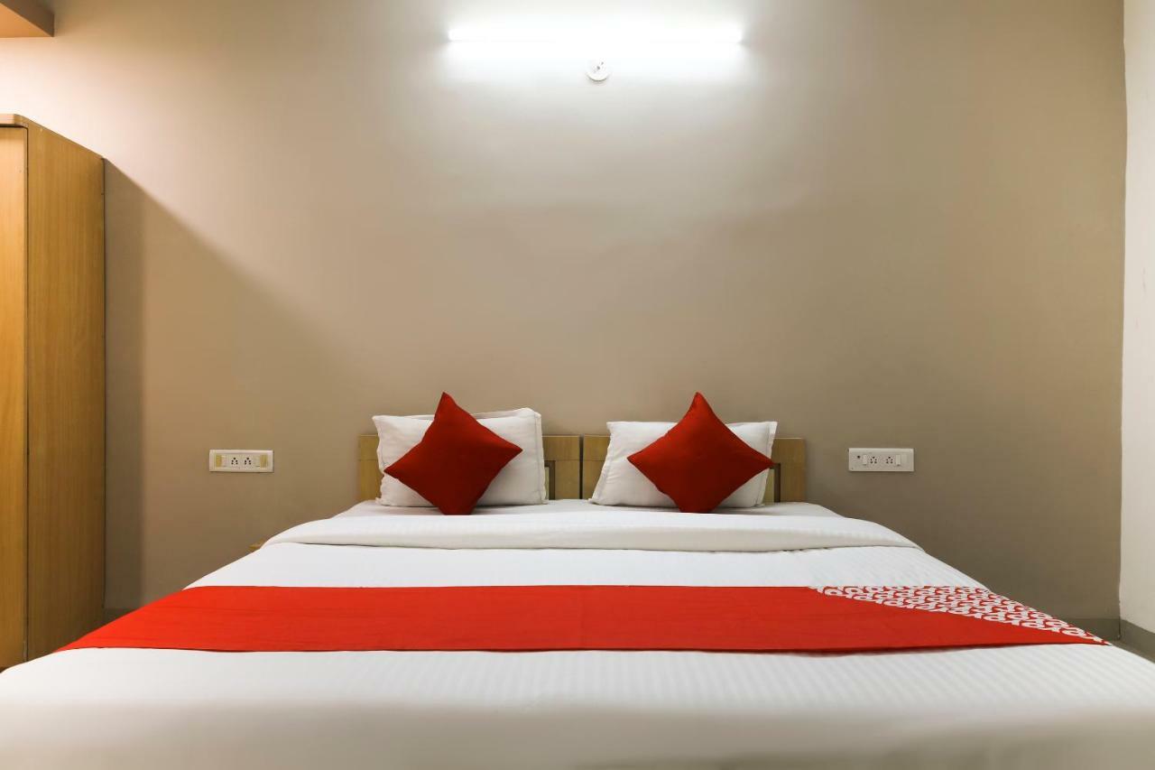 Oyo 43851 Hotel Virasat Māndu Kültér fotó