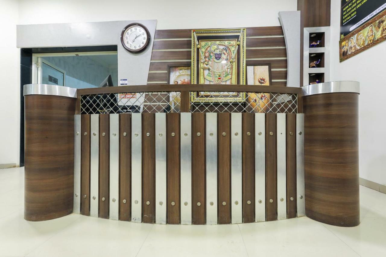 Oyo 43851 Hotel Virasat Māndu Kültér fotó