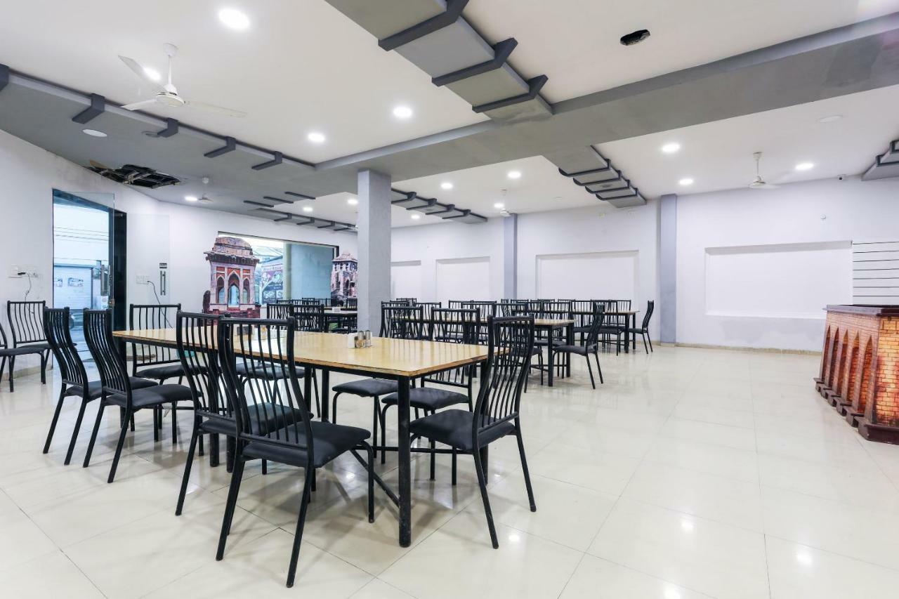 Oyo 43851 Hotel Virasat Māndu Kültér fotó