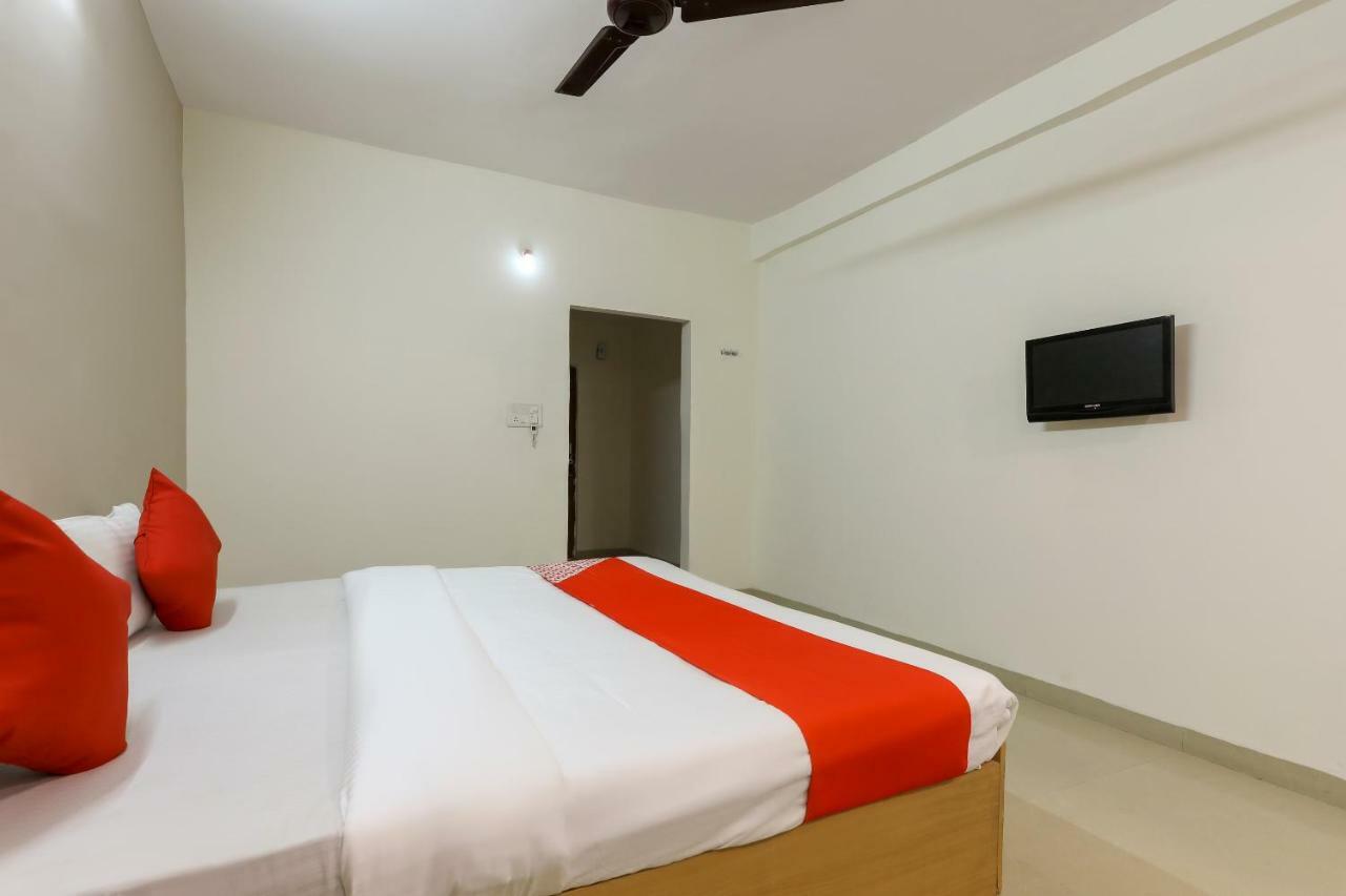 Oyo 43851 Hotel Virasat Māndu Kültér fotó