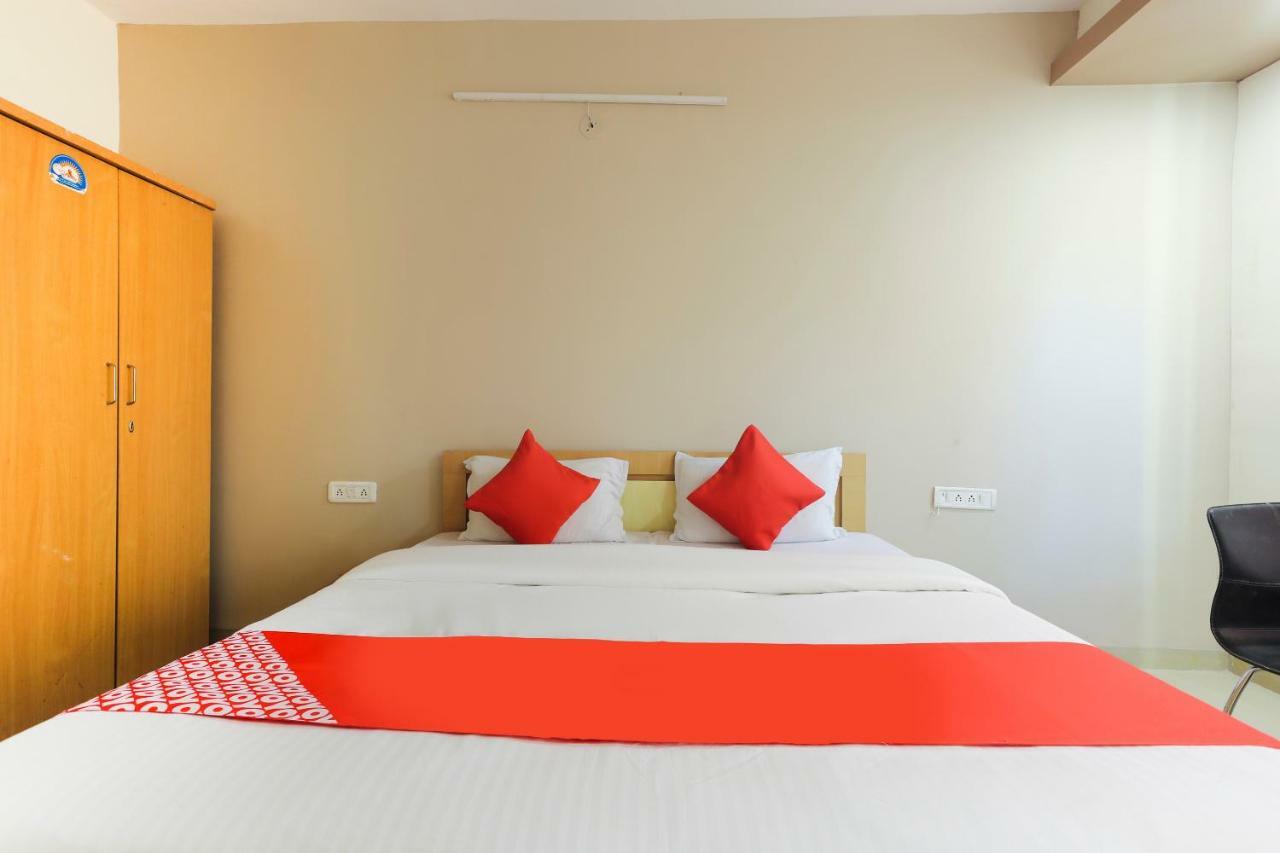 Oyo 43851 Hotel Virasat Māndu Kültér fotó