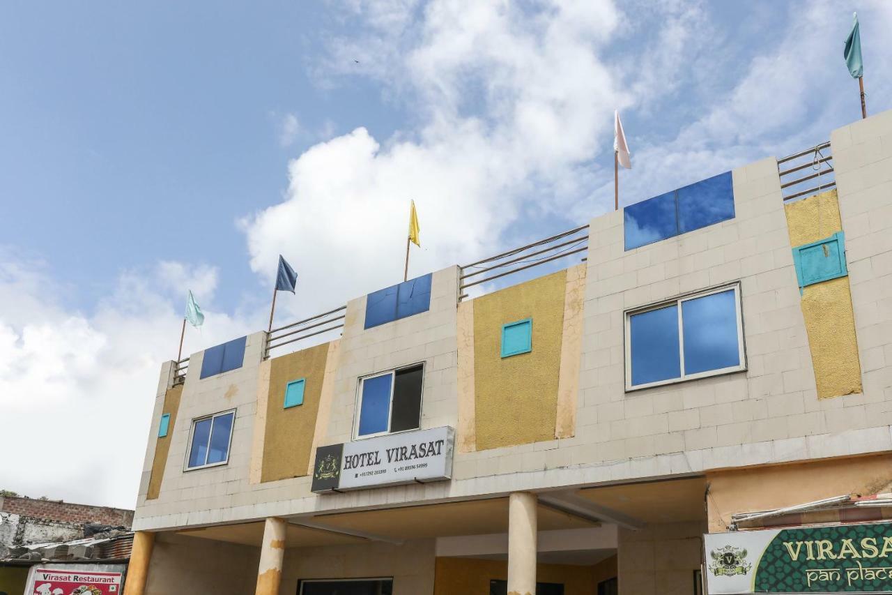Oyo 43851 Hotel Virasat Māndu Kültér fotó