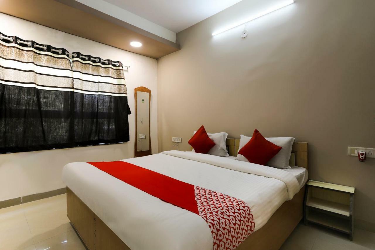 Oyo 43851 Hotel Virasat Māndu Kültér fotó