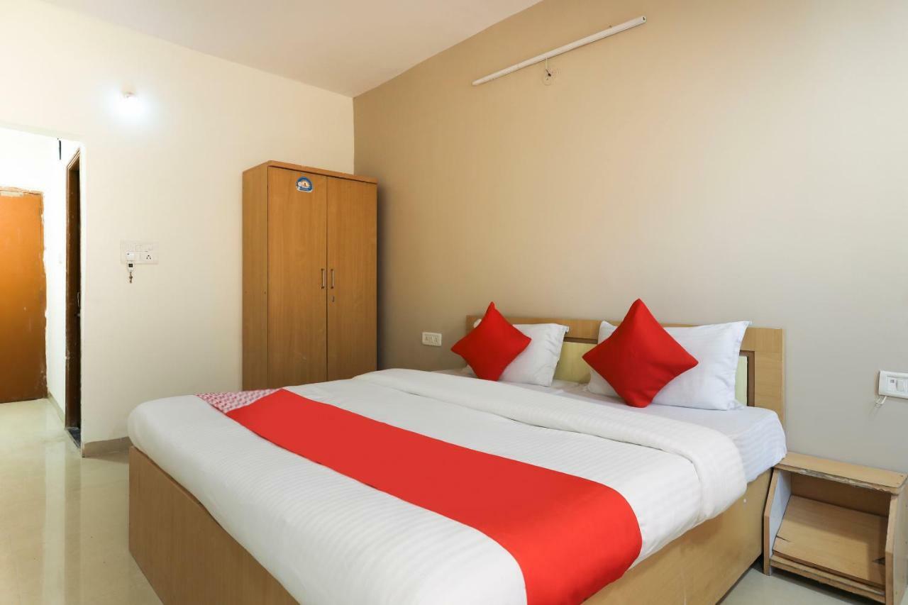 Oyo 43851 Hotel Virasat Māndu Kültér fotó