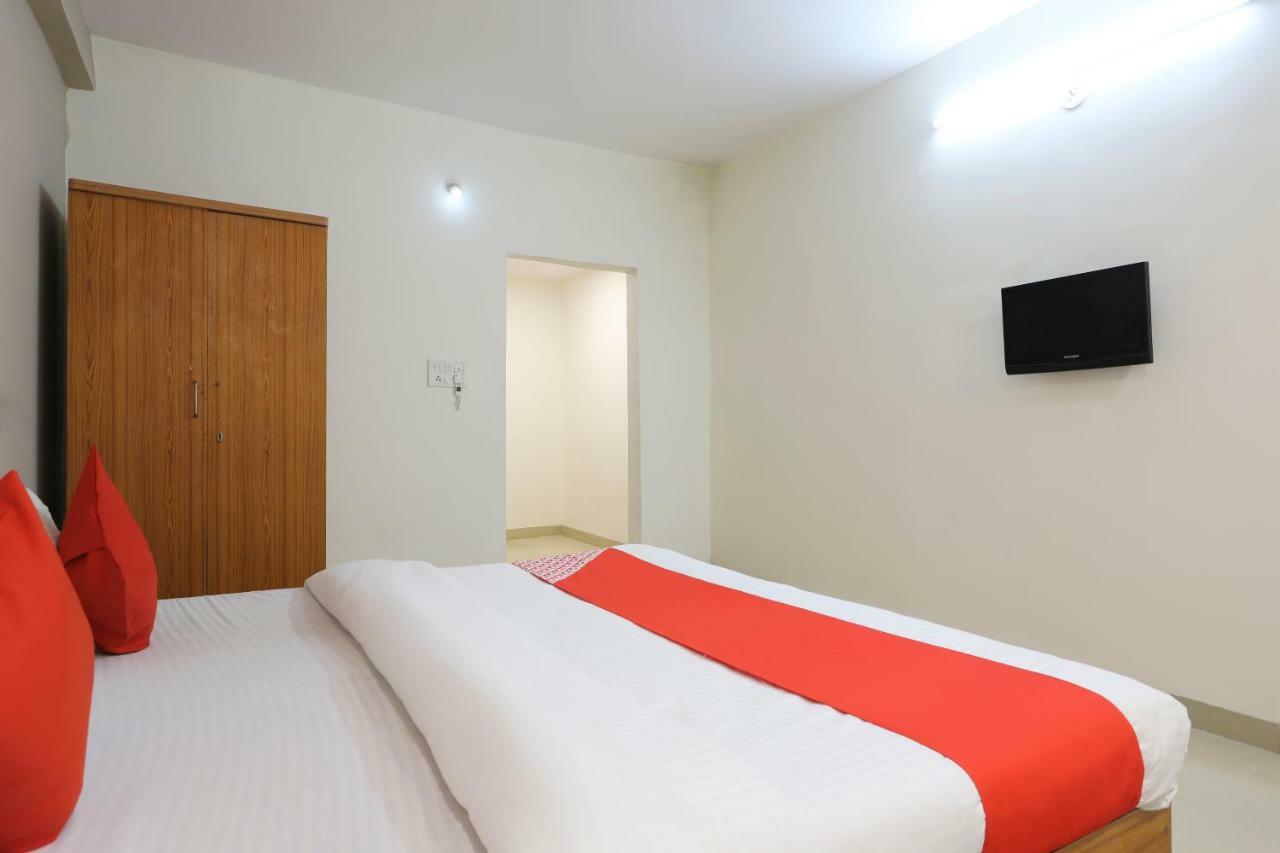 Oyo 43851 Hotel Virasat Māndu Kültér fotó